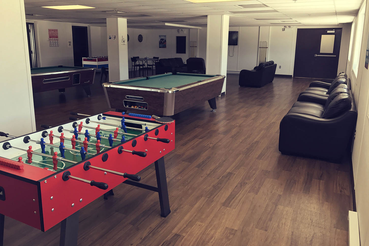 ¡Sala de billar, futbolín y mesas de ping-pong disponibles!